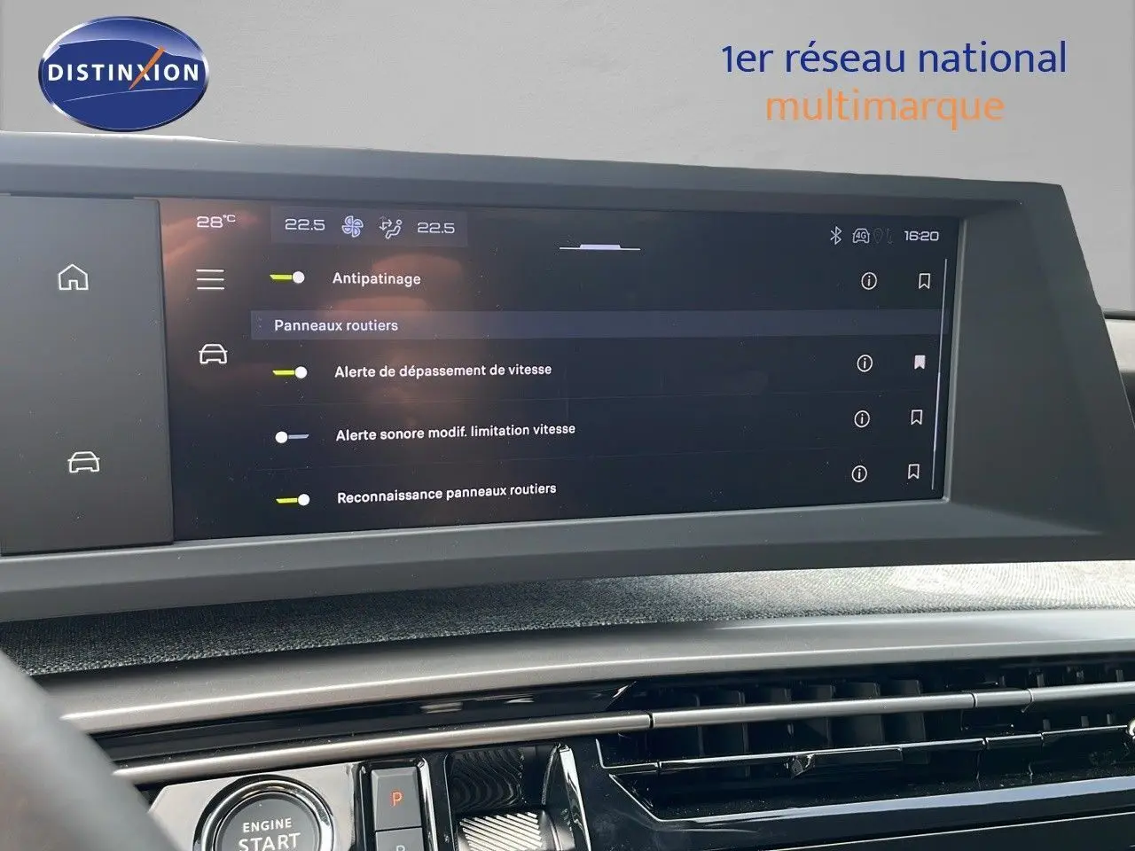 Vue rapprochée de l'écran tactile central du Peugeot 3008 Hybrid 2025 gris Artense, affichant les réglages d'assistance à la conduite.