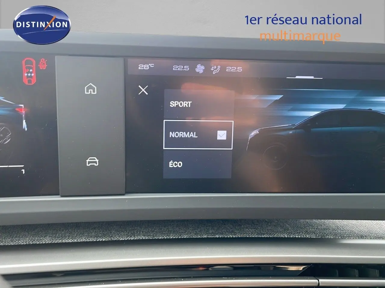 Écran tactile intérieur du Peugeot 3008 Hybrid 2025 montrant les modes de conduite avec silhouette grise du véhicule en profil.