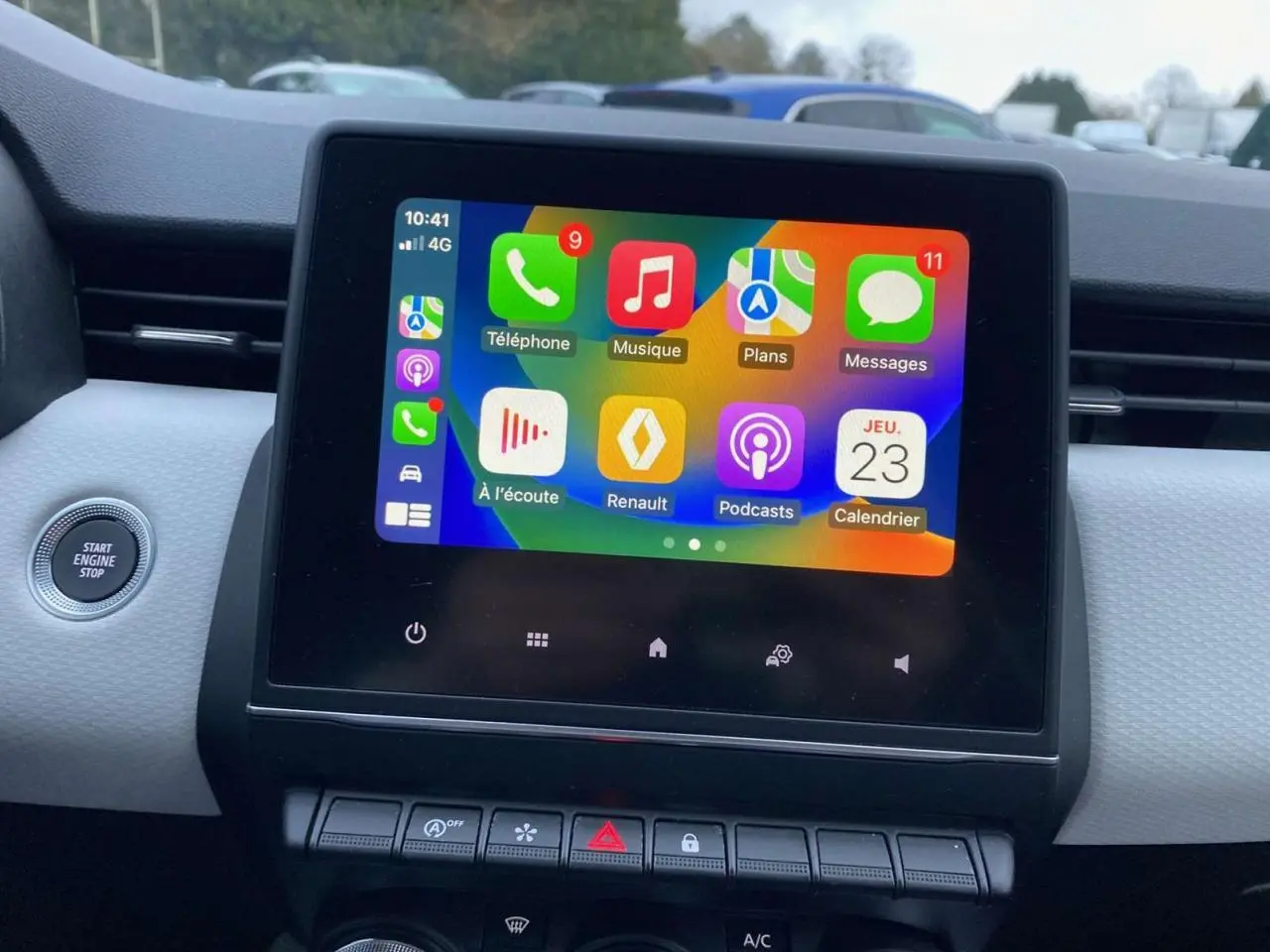 Écran tactile multimédia 7 pouces affichant Apple CarPlay dans l'habitacle d'une Renault Clio blanche.
