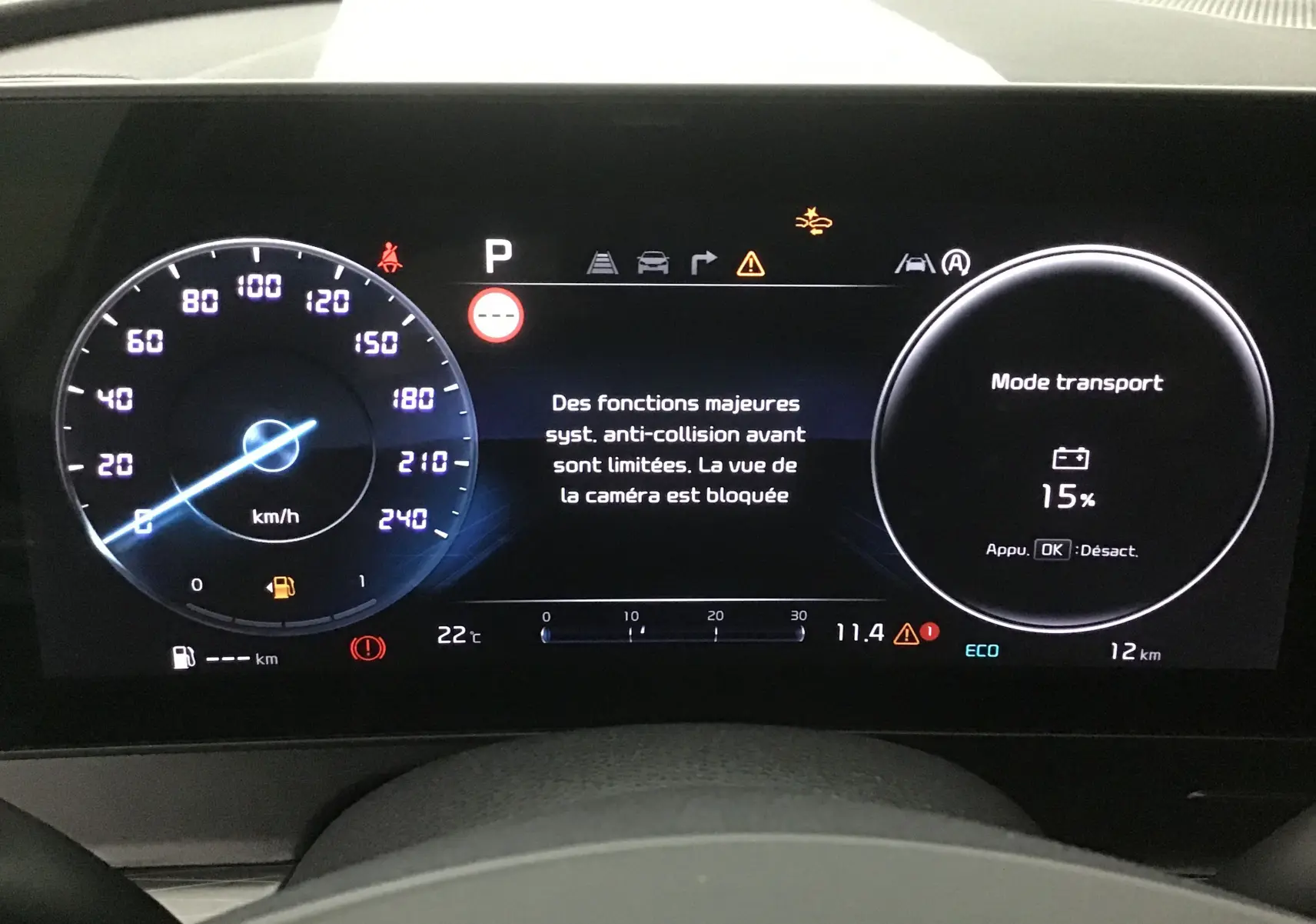Tableau de bord digital 12,3'' du Kia Sportage 2025, affichant vitesse, alertes et mode transport batterie à 15%