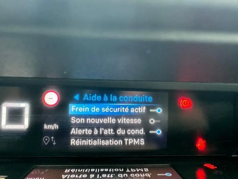 Affichage numérique du tableau de bord de la Citroën C3 2025, indiquant l'aide à la conduite et le frein de sécurité actif.