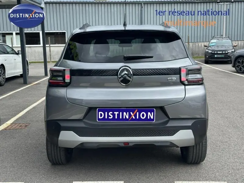 Vue arrière d'une Citroën C3 1.2 Turbo 100ch MAX gris Mercury avec feux arrière au design moderne et logo central chromé.