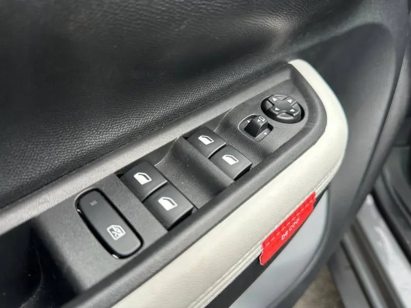 Gros plan sur les commandes de lève-vitres et rétroviseurs côté conducteur de la Citroën C3 1.2 Turbo 100ch MAX gris Mercury.
