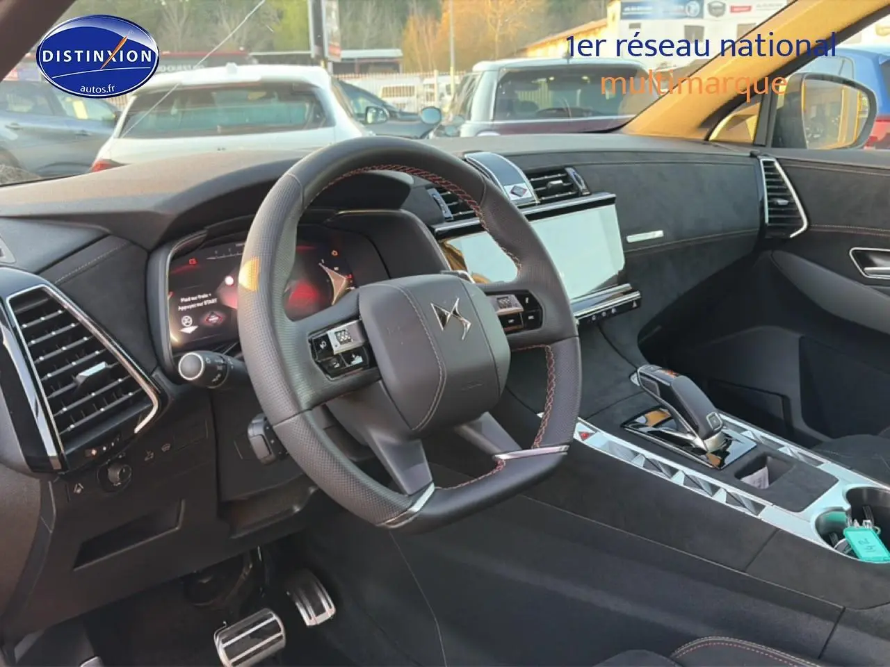 Intérieur du DS7 1.5 BlueHDi 130 Performance Line 2026, vue côté conducteur sur volant cuir et console centrale noire.