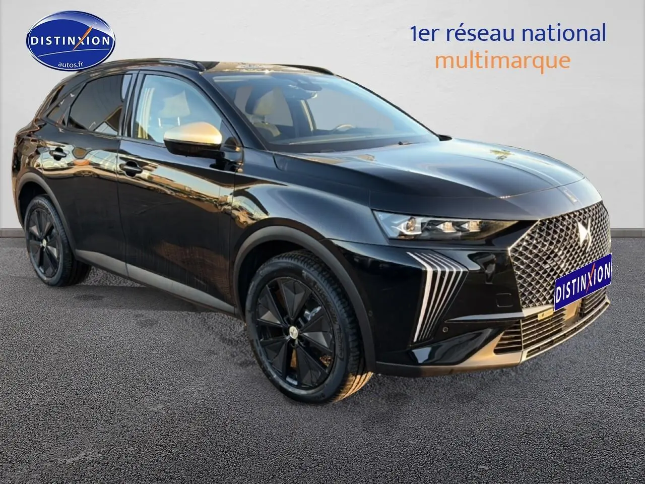DS7 noir vue 3/4 avant droit, avec calandre distinctive et jantes noires brillantes.