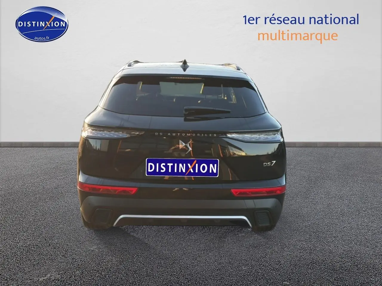 Vue arrière du SUV noir DS7 1.5 BlueHDi 130 Performance Line avec feux arrière LED et double sortie d’échappement.
