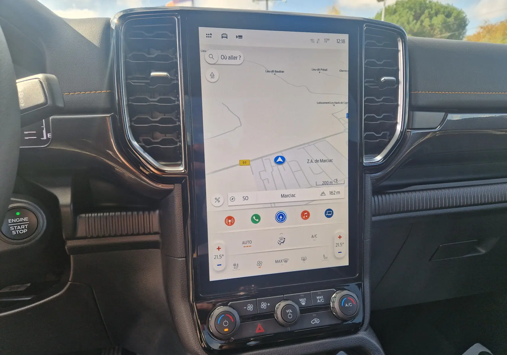 Vue rapprochée de la console centrale du Ford Ranger Wildtrak 2025 avec écran tactile 10 pouces et commandes climatisation.