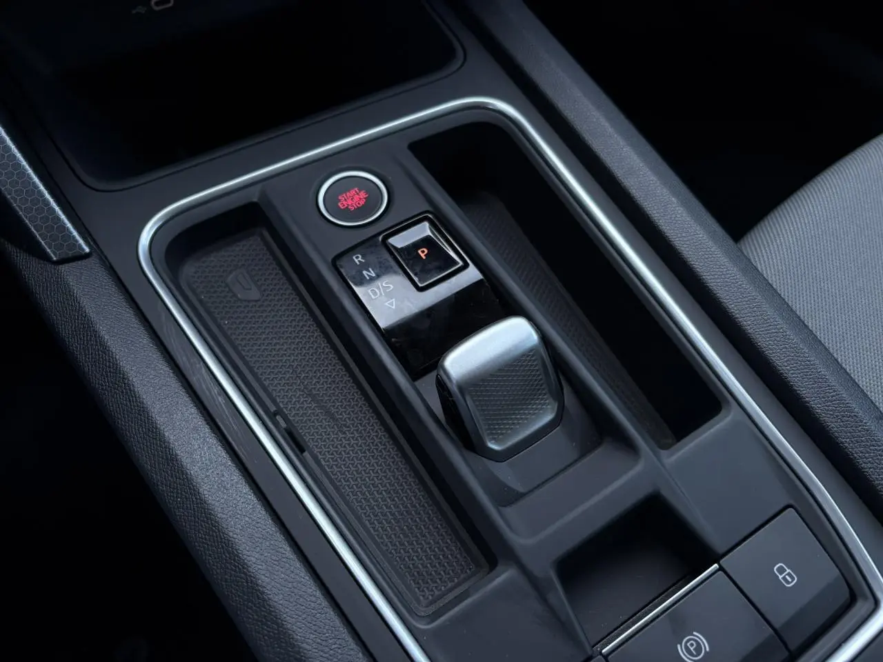 Vue rapprochée de la console centrale avec levier de vitesses automatique et bouton start/stop sur SEAT Leon gris argent 2024