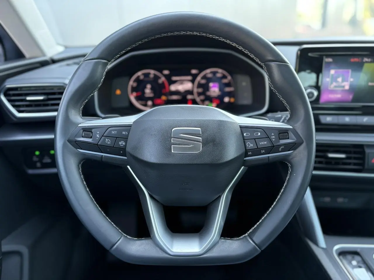 Volant cuir multifonction de la SEAT LEON 2.0 TDI 150 DSG Style 2024 avec tableau de bord numérique et écran tactile.