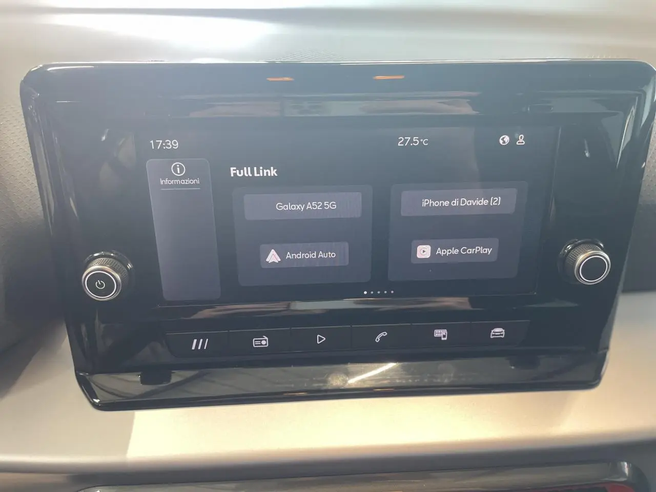 Écran tactile central noir de la SEAT Arona 2024 affichant les options Full Link avec Android Auto et Apple CarPlay.