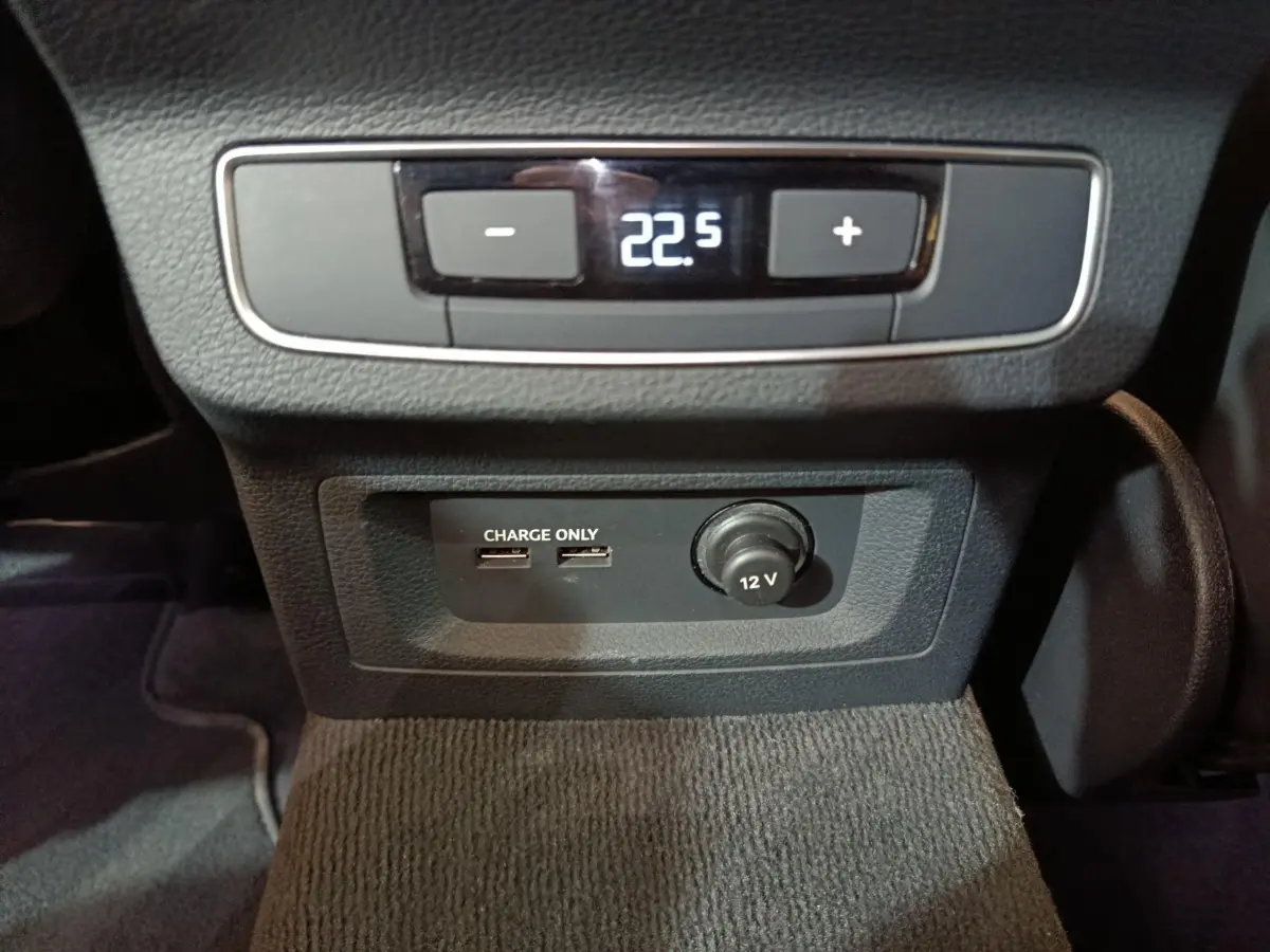 Détail de la console centrale de l'Audi Q5 2023 hybride rechargeable, montrant la commande de température à 22,5°C et prises USB charge only.