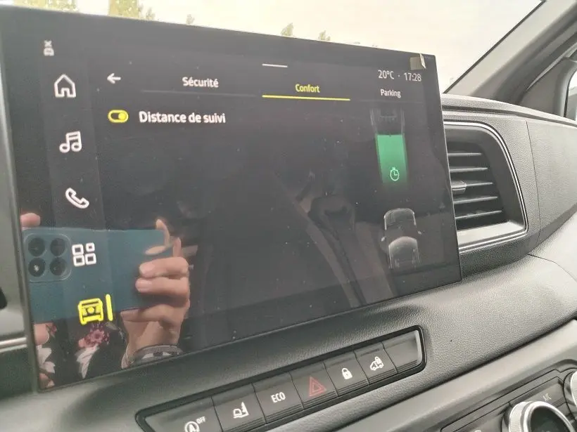 Écran tactile du tableau de bord du Nissan Interstar Fourgon 2026, affichant le menu confort avec option distance de suivi activée.