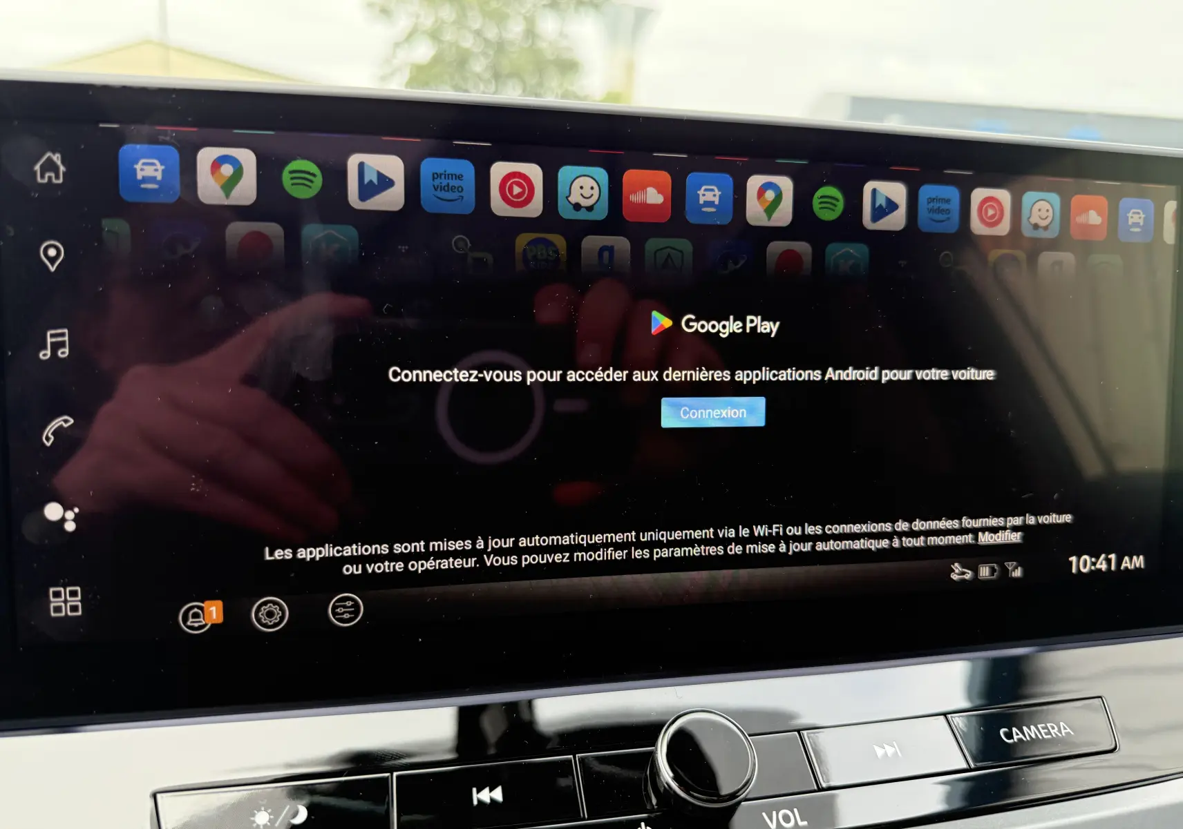 Écran tactile central du Nissan Qashqai 2025 affichant la connexion Google Play, avec commandes audio en dessous.