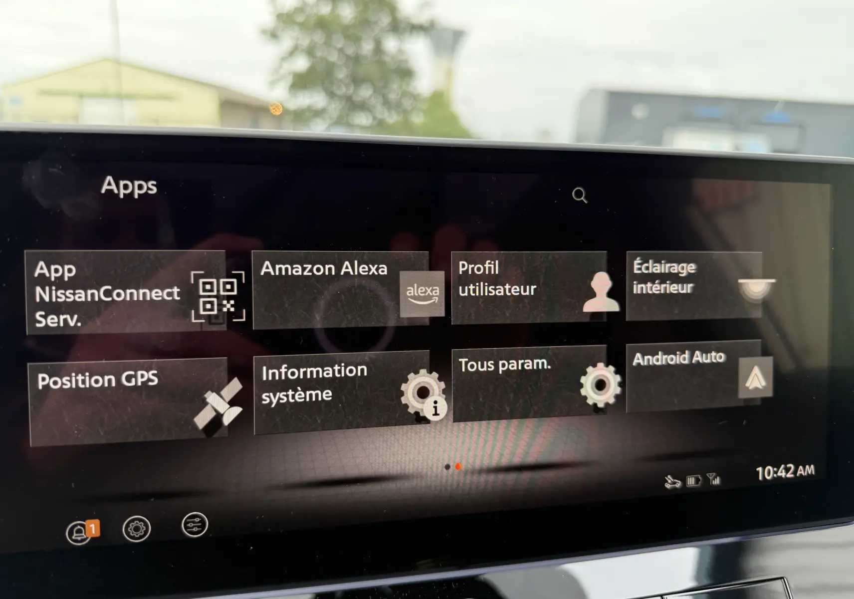 Écran tactile du système multimédia Nissan Qashqai 2025 affichant les applications connectées en intérieur.
