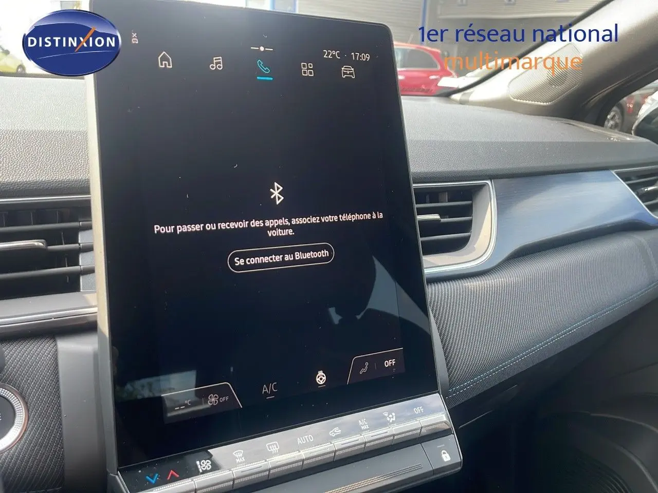 Intérieur du Renault Captur E-Tech hybride 2025, vue du tableau de bord avec écran tactile central et finition tissu gris.