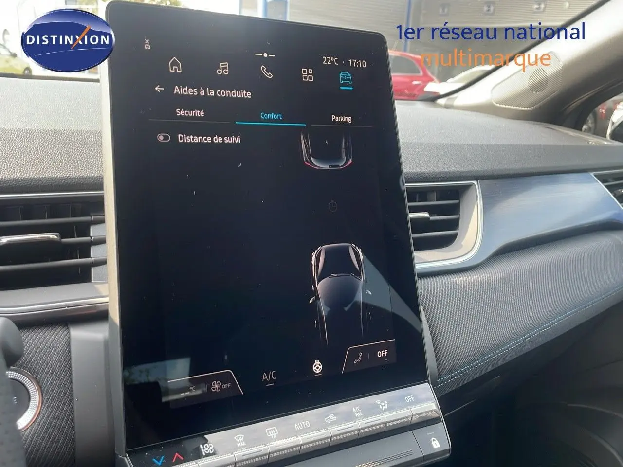 Vue intérieure du tableau de bord du Renault Captur E-Tech hybride 2025, écran tactile central allumé, ambiance moderne et épurée.