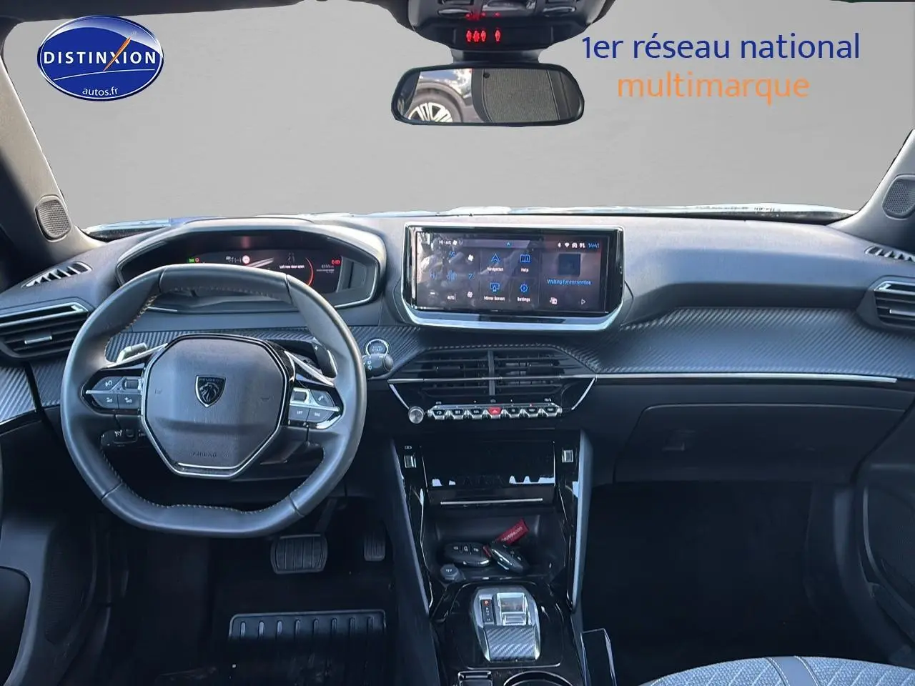 Vue intérieure avant du Peugeot 2008 1.2 hybrid 145 allure e-dcs6 2025, tableau de bord et volant multifonction noirs.