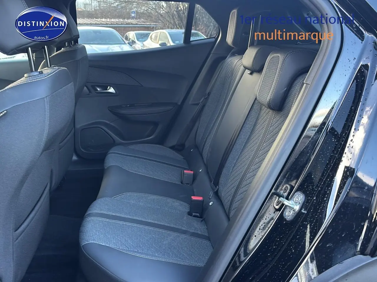 Vue intérieure côté droit sur la banquette arrière noire et grise du Peugeot 2008 1.2 hybrid 145 allure e-dcs6 2025.