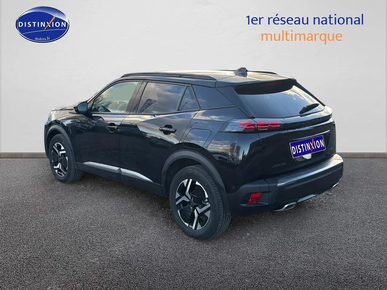 Vue 3/4 arrière droite d'un Peugeot 2008 noir 2025 avec jantes alu et feux arrière LED distinctifs.