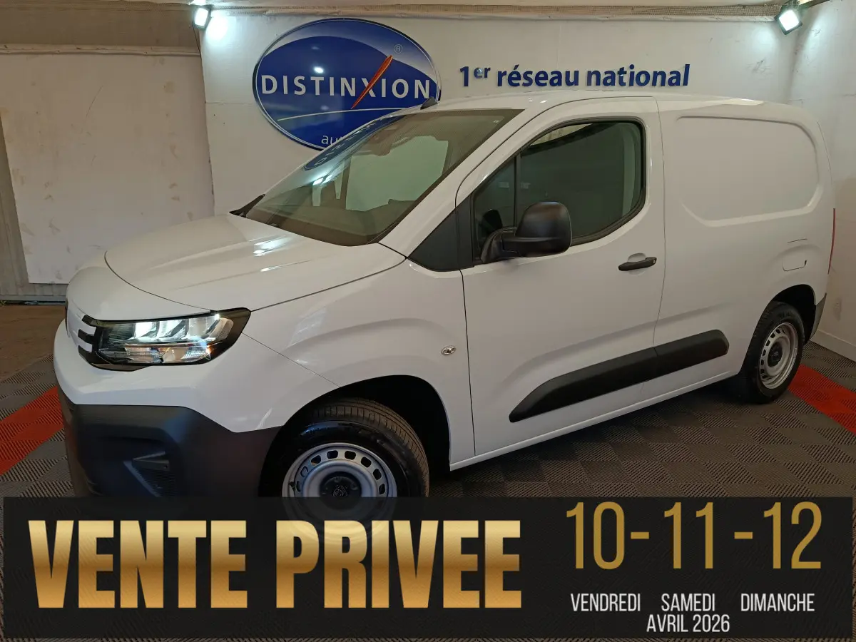Vue 3/4 avant droite du Peugeot Partner blanc 2025, utilitaire compact avec pare-chocs noir et jantes acier.