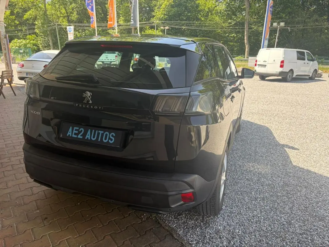 Vue 3/4 arrière droite d'un Peugeot 3008 noir 2021 avec feux arrière caractéristiques et plaque AE2 AUTOS.