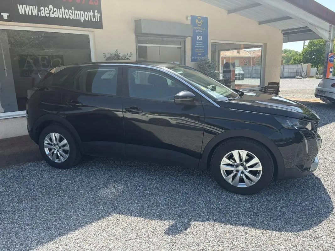 Peugeot 3008 noir vue de profil côté gauche, mettant en valeur ses jantes alliage et sa silhouette compacte.