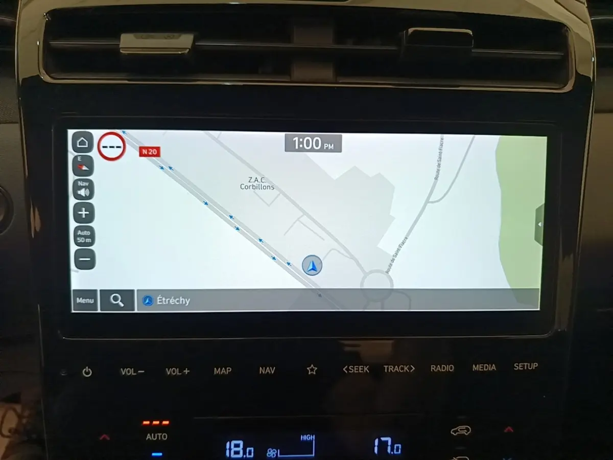 Écran tactile central du Hyundai Tucson rouge 2022 affichant la navigation GPS en mode carte.