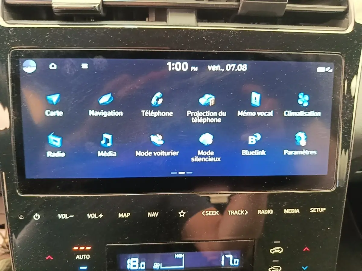 Écran tactile central du tableau de bord du Hyundai Tucson 2022 affichant les options de navigation et médias.