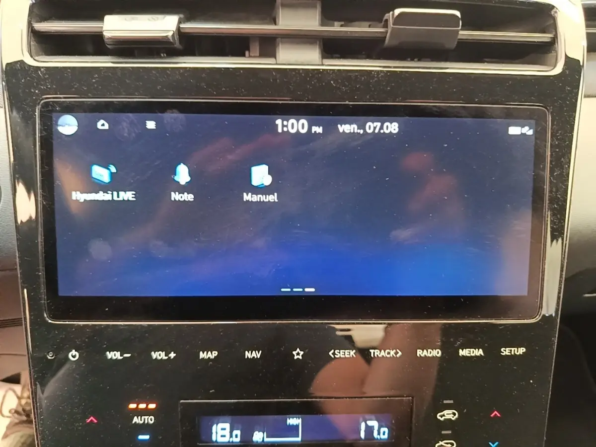 Écran tactile central du tableau de bord du Hyundai Tucson 2022, affichage digital et commandes intégrées.