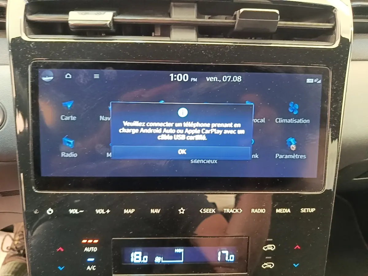 Écran tactile central du Hyundai Tucson 2022 affichant un message de connexion Android Auto/Apple CarPlay.