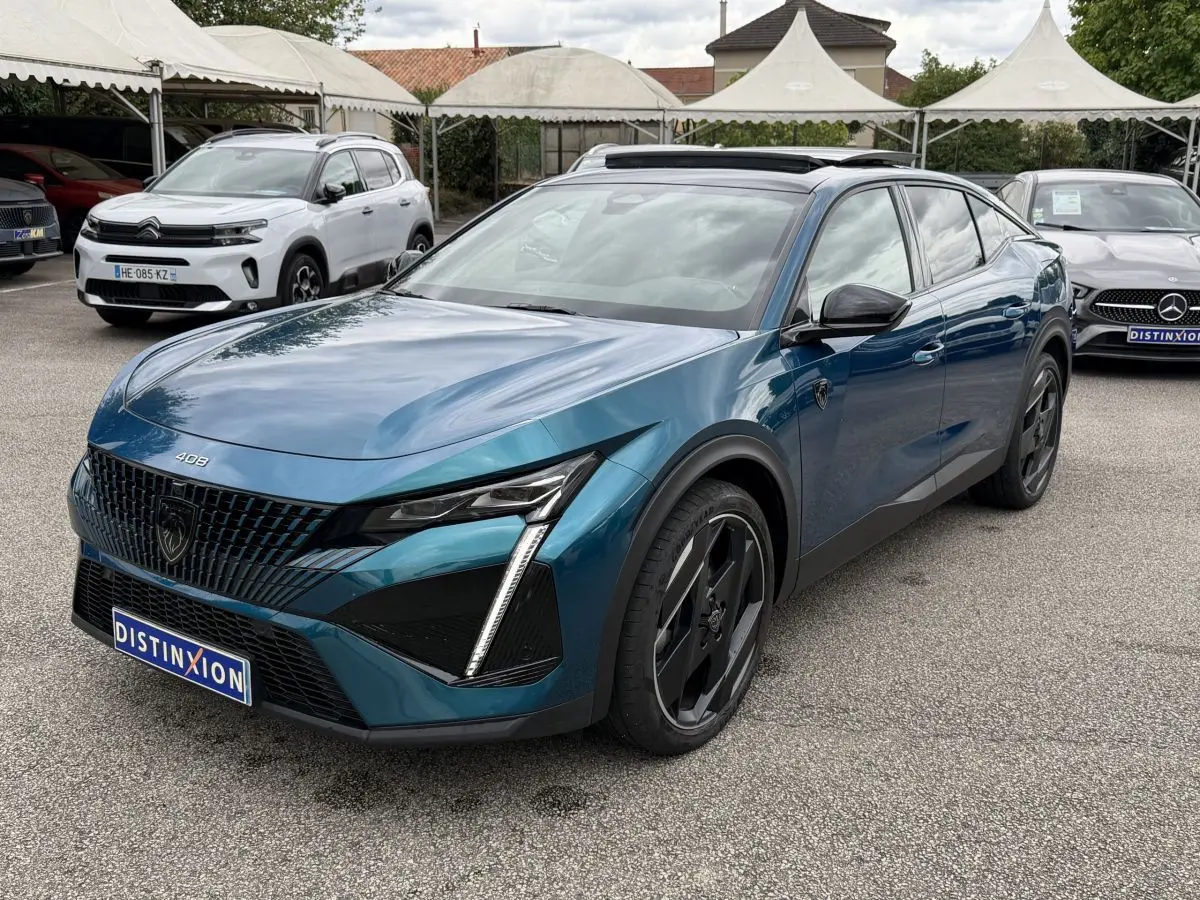 Peugeot 408 PHEV 225 GT bleu vue 3/4 avant droit avec calandre noire et jantes noires distinctives.