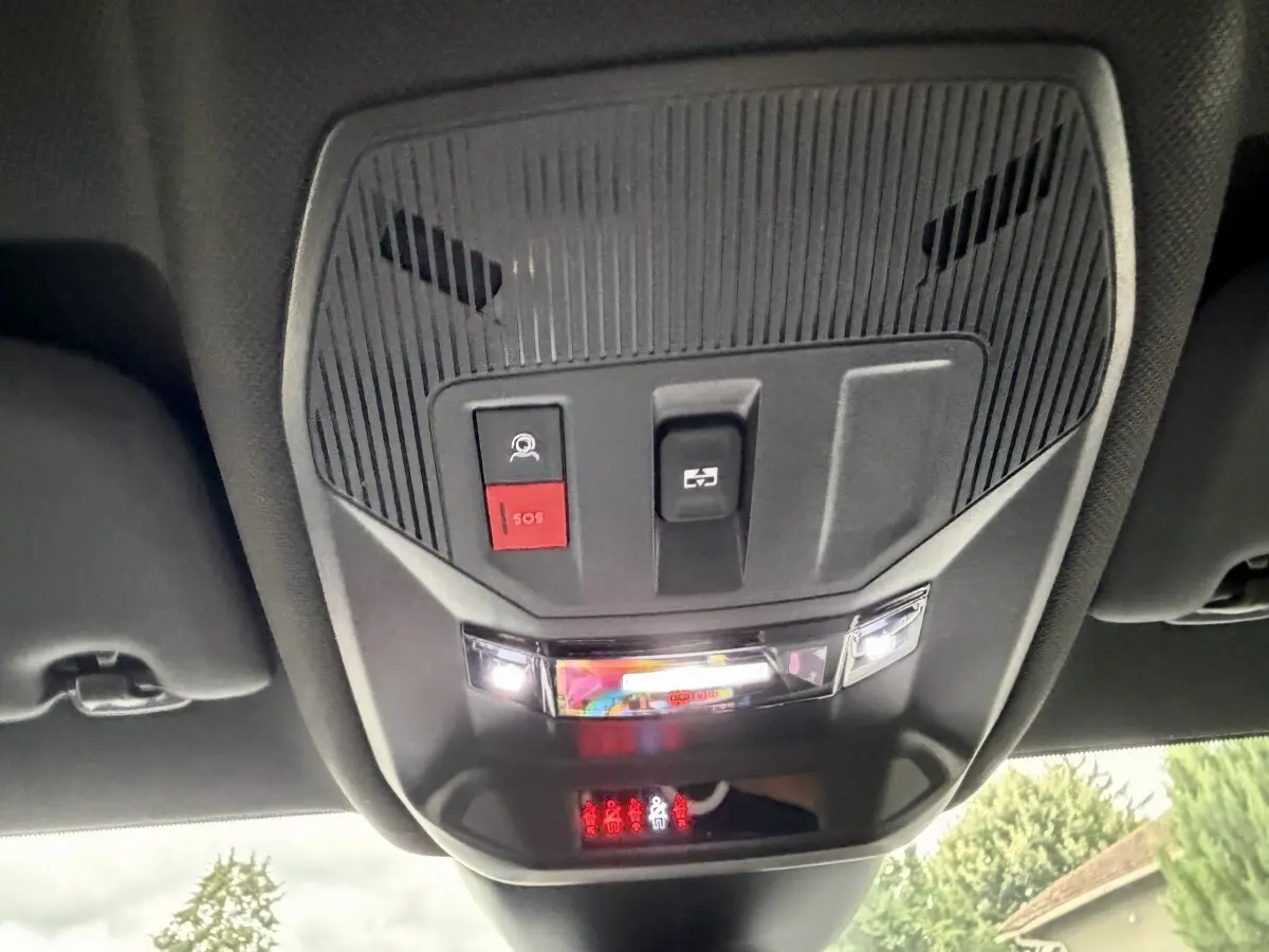 Vue intérieure du plafonnier avec boutons SOS et éclairage, dans une Peugeot 408 PHEV 225 GT 2023.