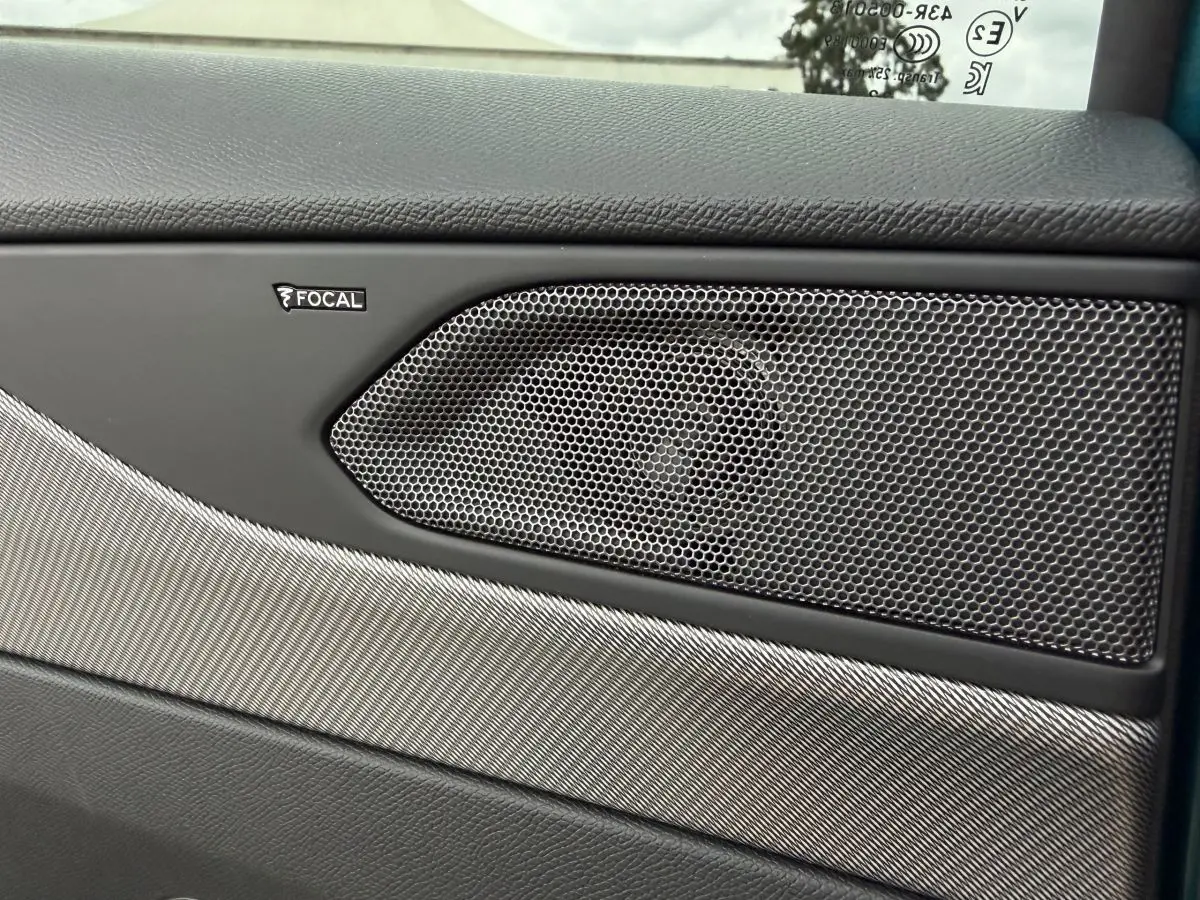 Détail du haut-parleur Focal intégré dans la porte côté droit du Peugeot 408 PHEV 225 GT 2023.