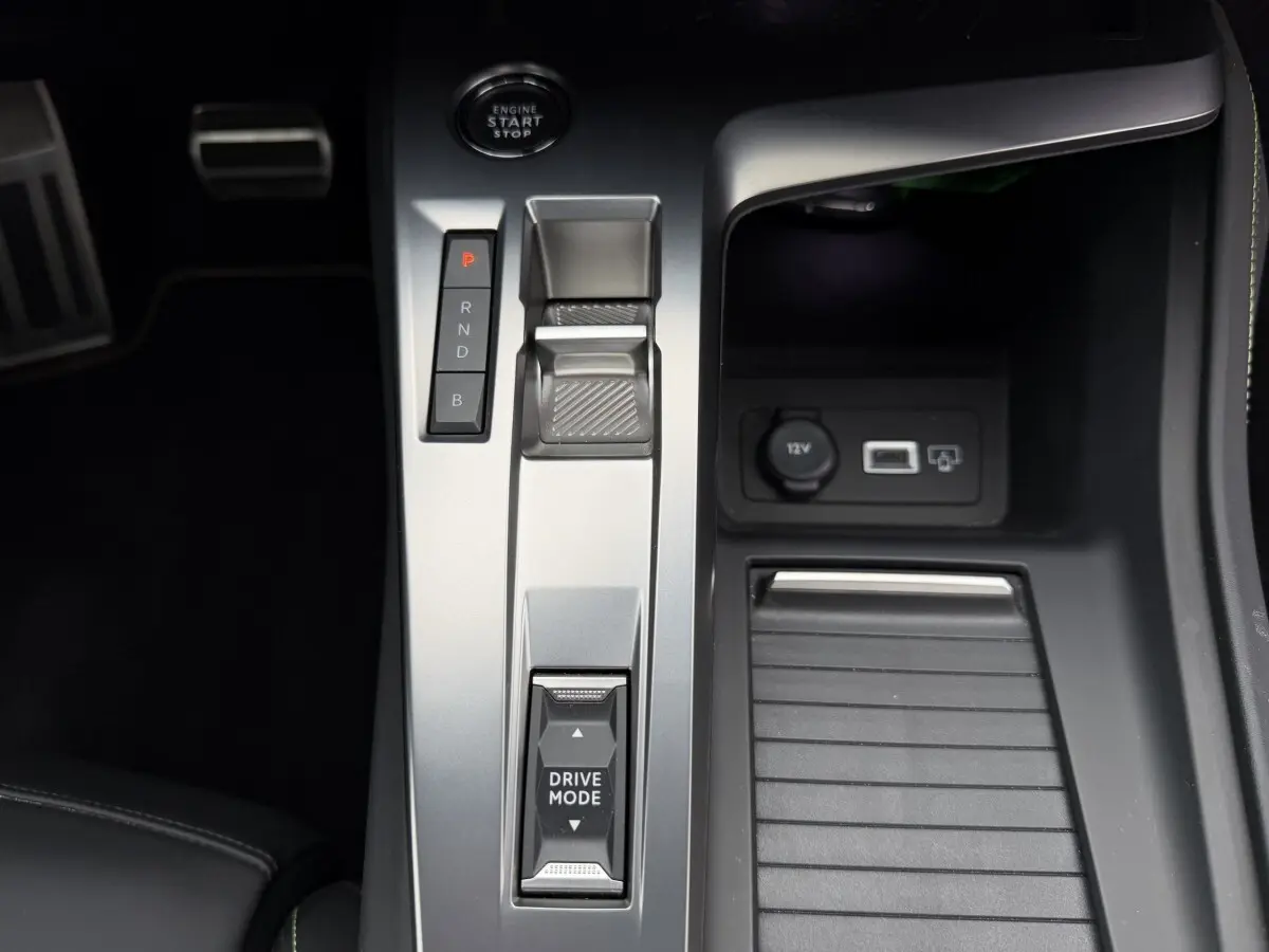 Vue rapprochée de la console centrale grise avec commandes Drive Mode et levier de vitesses sur Peugeot 408 PHEV 225 GT.