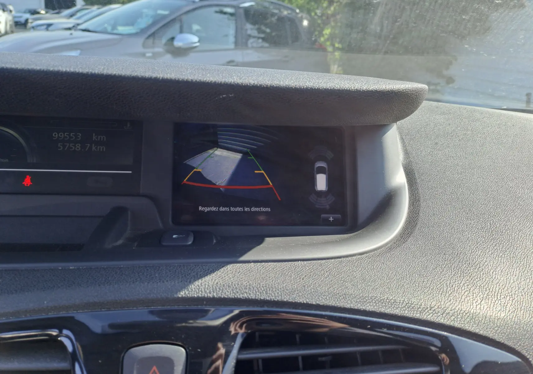 Affichage de la caméra de recul sur l'écran du tableau de bord d'un Renault Scenic III gris, vue intérieure avant.