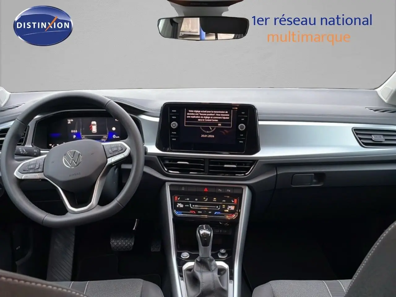 Vue intérieure du tableau de bord du Volkswagen T-Roc noir Grenadilla, avec volant multifonction et écran central tactile.