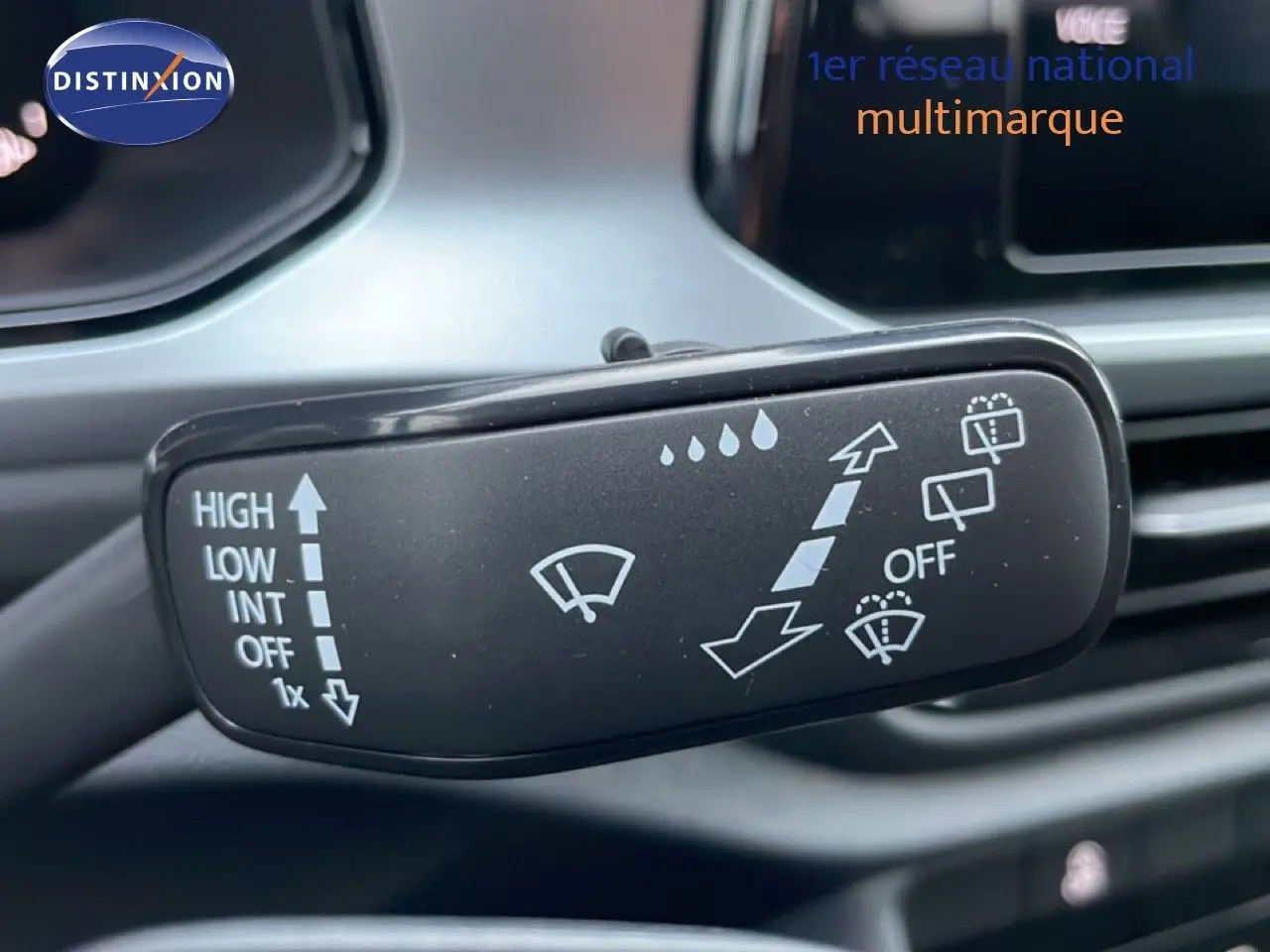 Gros plan sur la commande d’essuie-glace du Volkswagen T-Roc noir Grenadilla, intérieur visible en arrière-plan flou.