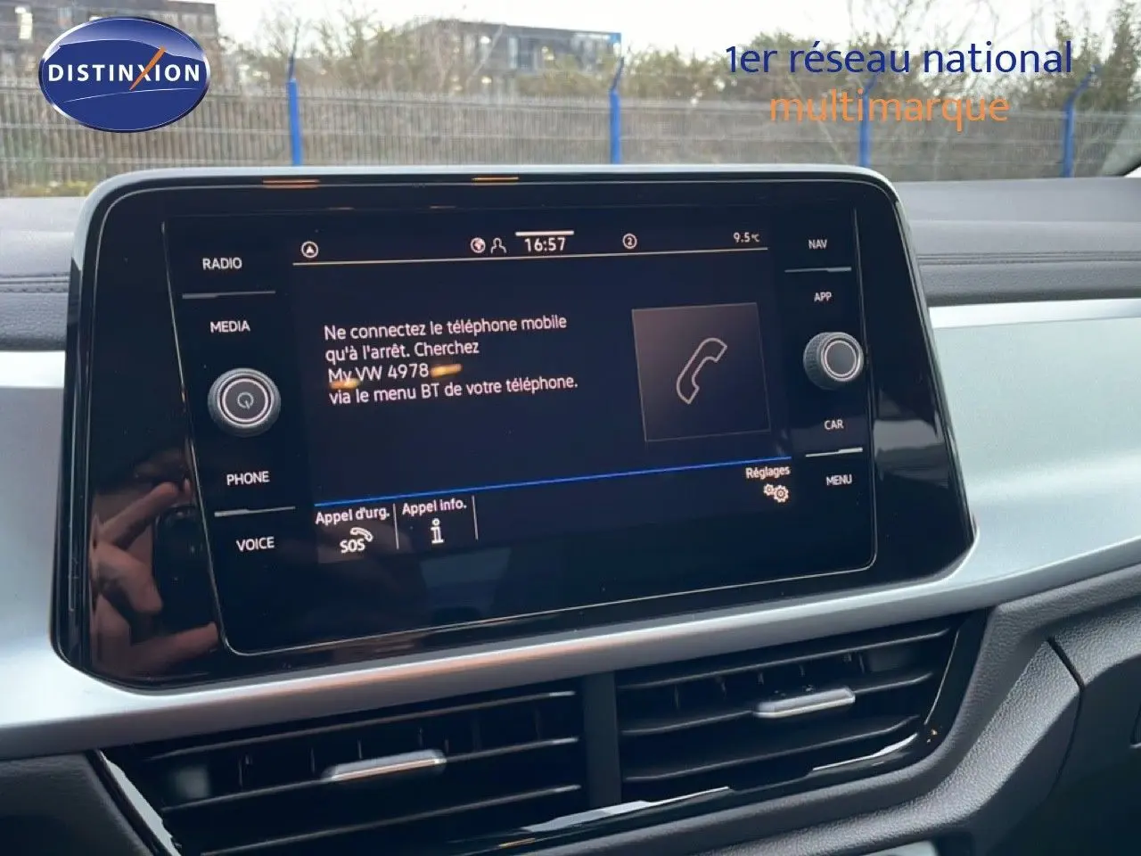Vue intérieure centrée sur l'écran tactile multimédia du Volkswagen T-Roc noir Grenadilla, affichant les options de connexion Bluetooth.