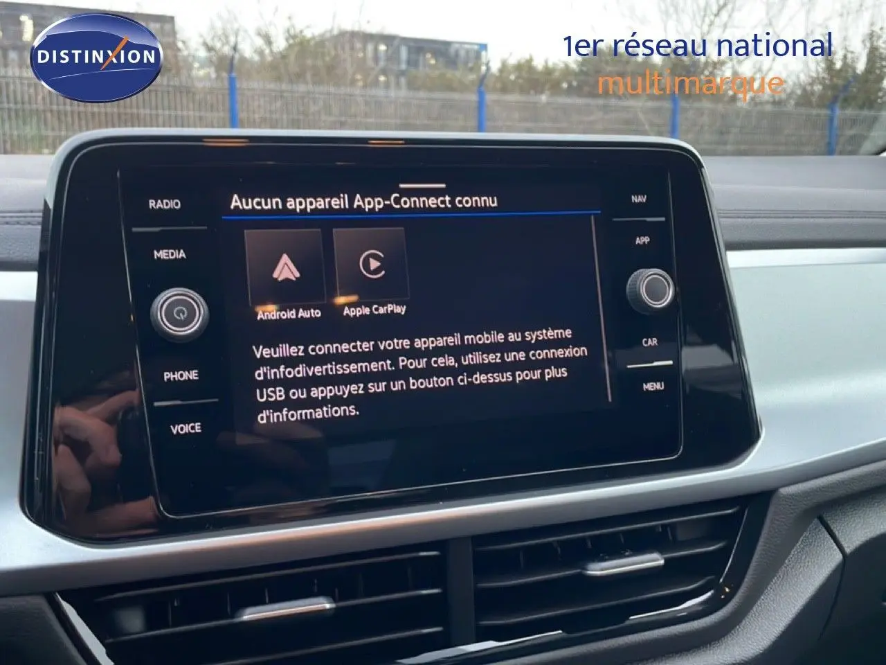 Écran tactile central du Volkswagen T-Roc noir grenadilla, affichant les options Android Auto et Apple CarPlay.