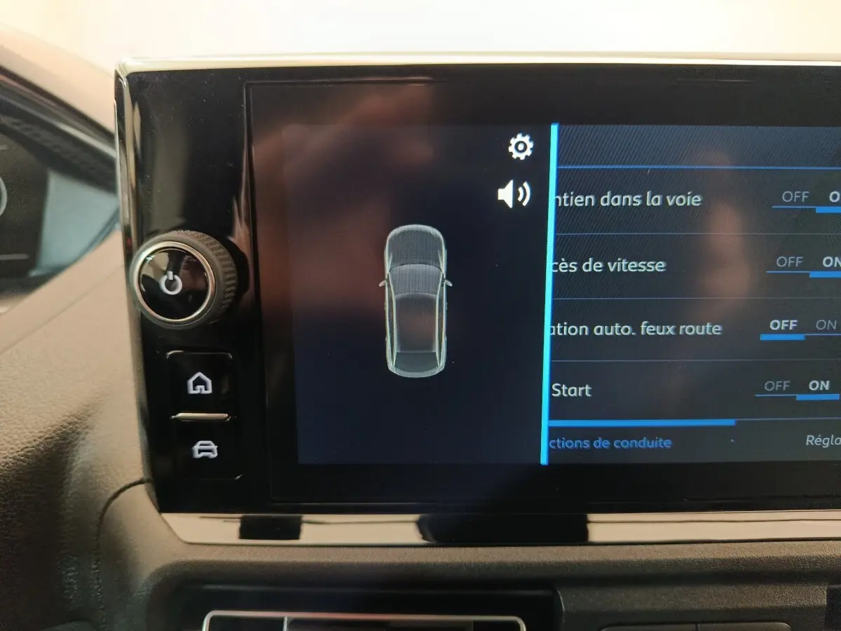 Écran tactile intérieur du Peugeot Partner 2025 montrant les réglages d’aides à la conduite, avec commandes autour de l’écran.