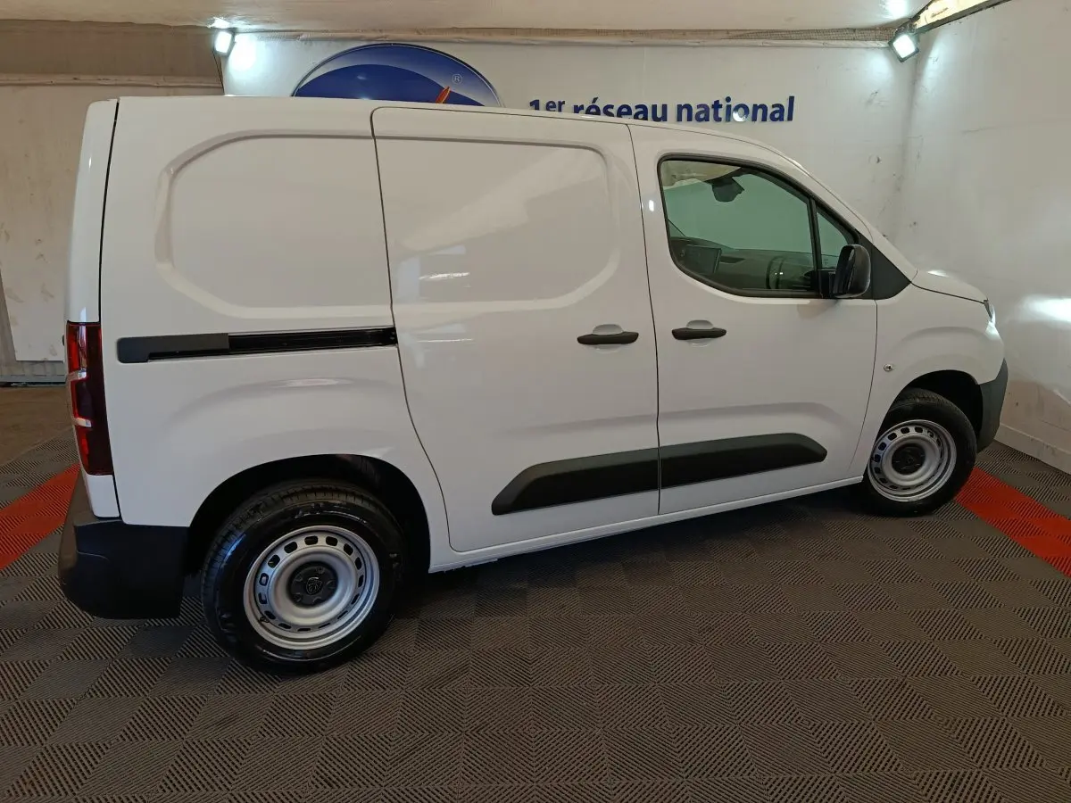 Vue latérale droite d’un utilitaire Peugeot Partner blanc 2025 avec portes coulissantes et jantes acier.