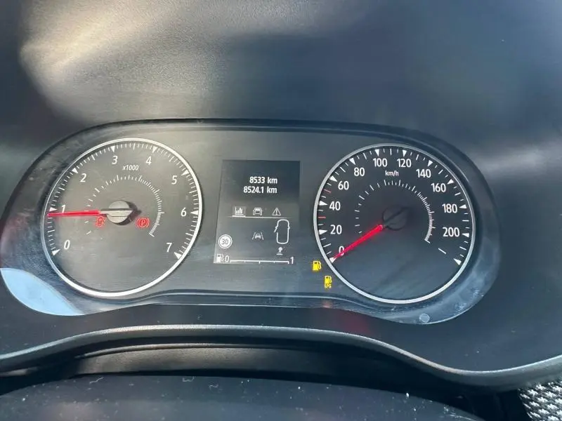 Tableau de bord du Dacia Jogger 2025 avec compte-tours, compteur de vitesse et écran central affichant 8533 km.