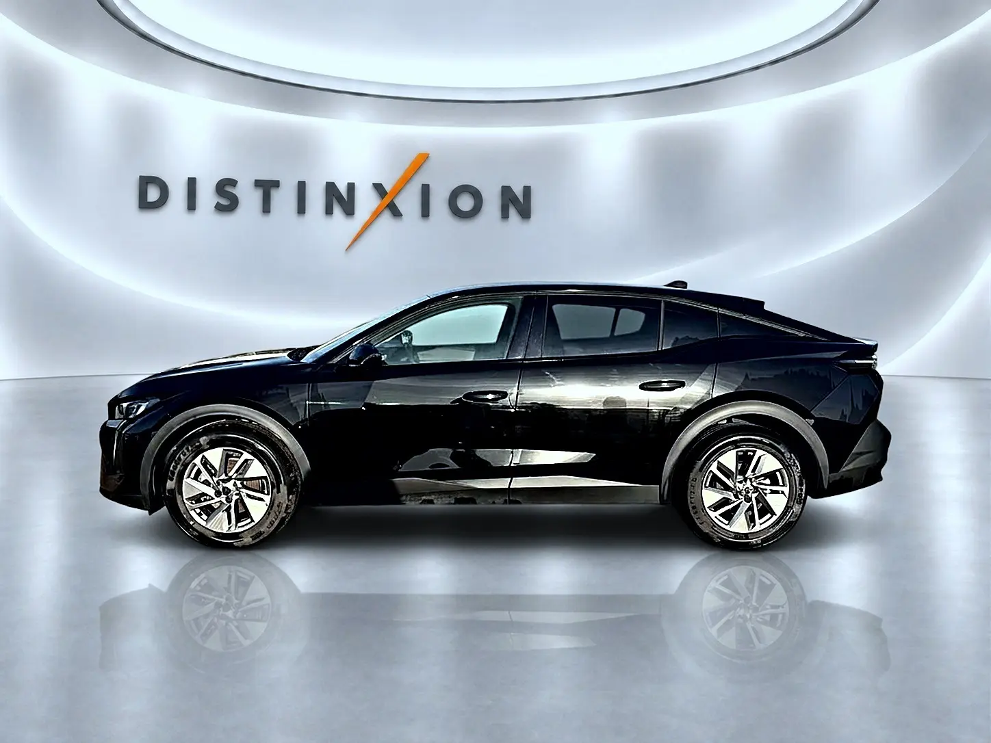 Peugeot 408 Hybrid 145 allure e-dcs6 noir vue de profil côté gauche dans un studio lumineux avec logo Distinxion.