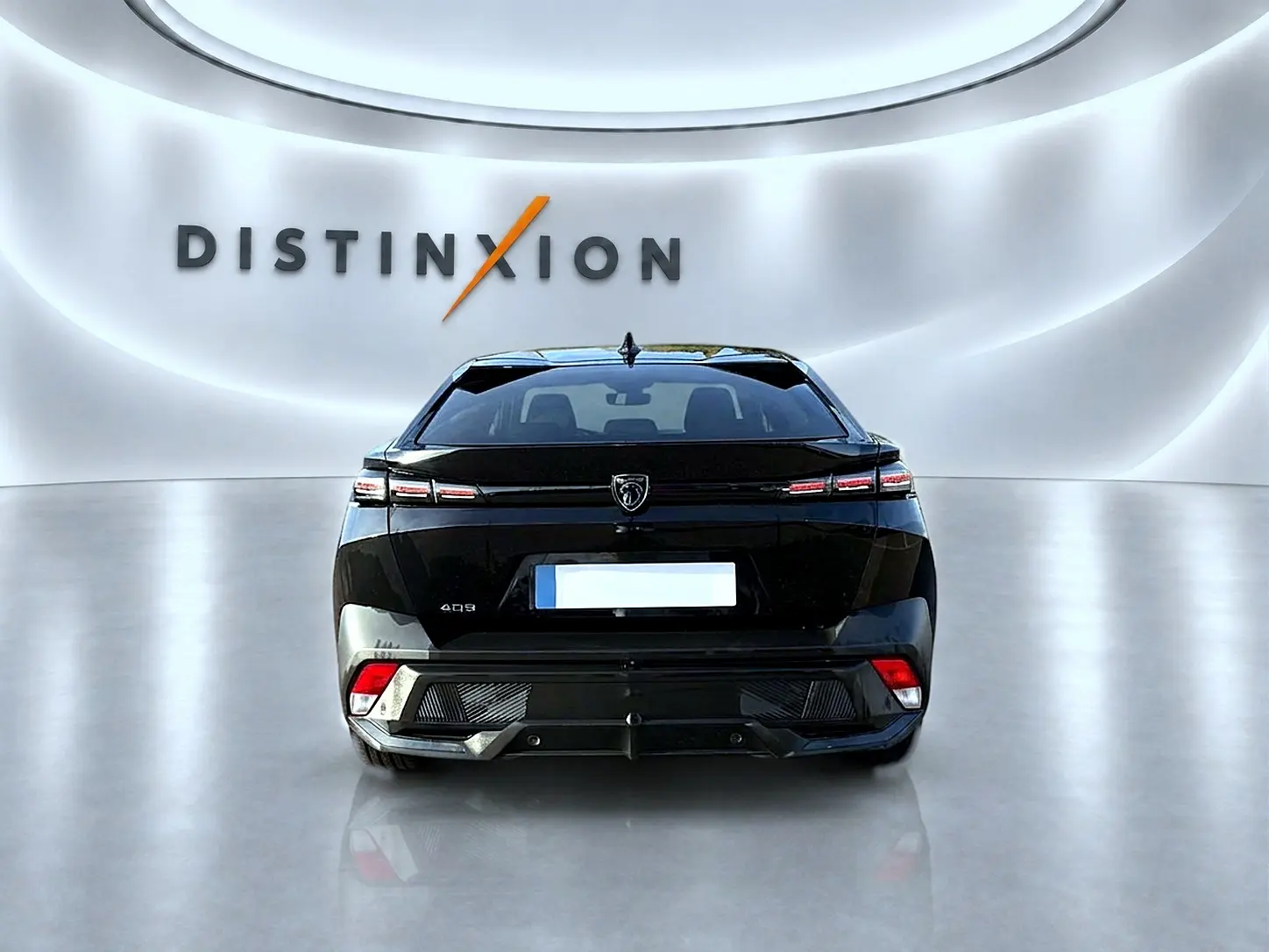 Vue arrière d'une Peugeot 408 Hybrid 145 allure e-dcs6 noire, avec feux LED et logo central sur fond blanc lumineux.