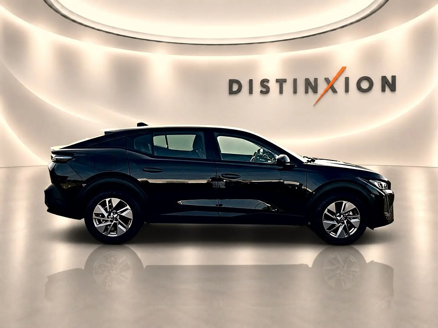 Profil droit noir brillant du Peugeot 408 Hybrid 145 allure e-dcs6 2025, avec jantes alu et lignes fluides.