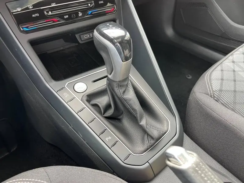 Gros plan sur le levier de vitesse automatique en cuir noir de la Volkswagen Taigo 1.5 TSI R-Line 2023, côté console centrale.