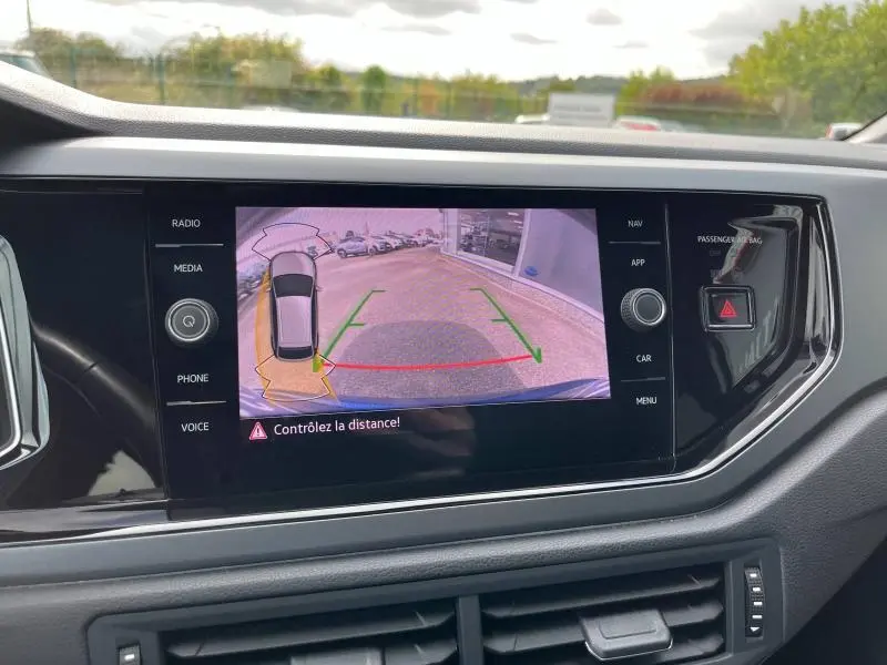 Écran tactile intérieur du Volkswagen Taigo 1.5 TSI R-Line 2023 montrant la caméra de recul en action.