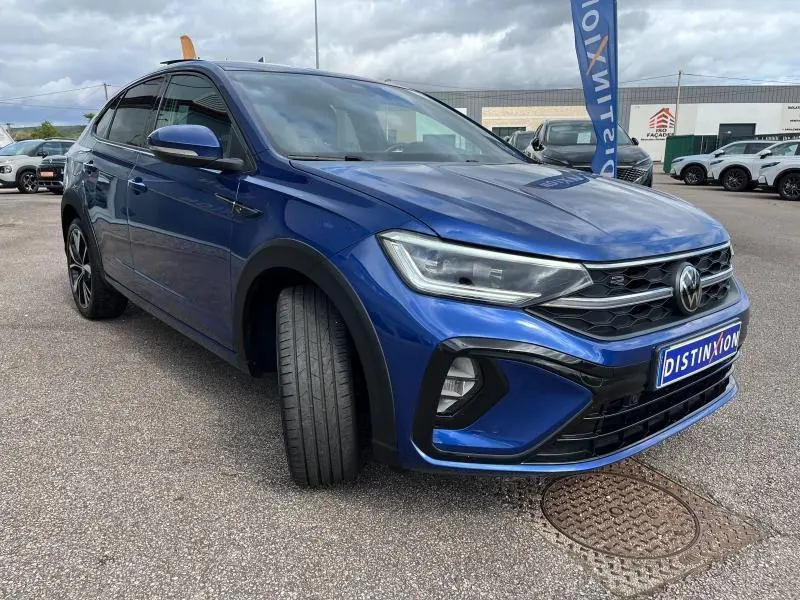 Volkswagen Taigo 1.5 TSI R-Line bleu récif métallisé en 3/4 avant droit, avec jantes alliage et calandre noire.