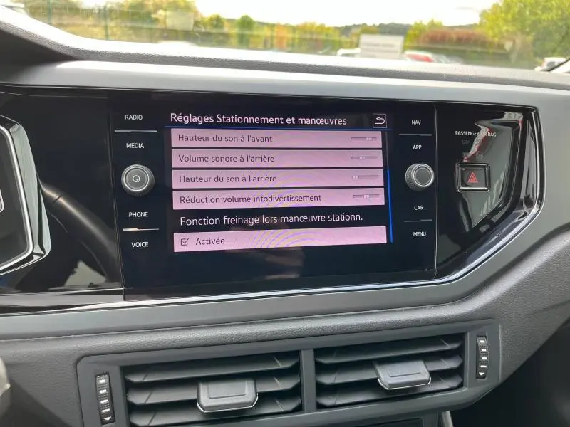 Écran tactile central du Volkswagen Taigo 1.5 TSI R-Line 2023 affichant les réglages de stationnement et manœuvres, intérieur noir.
