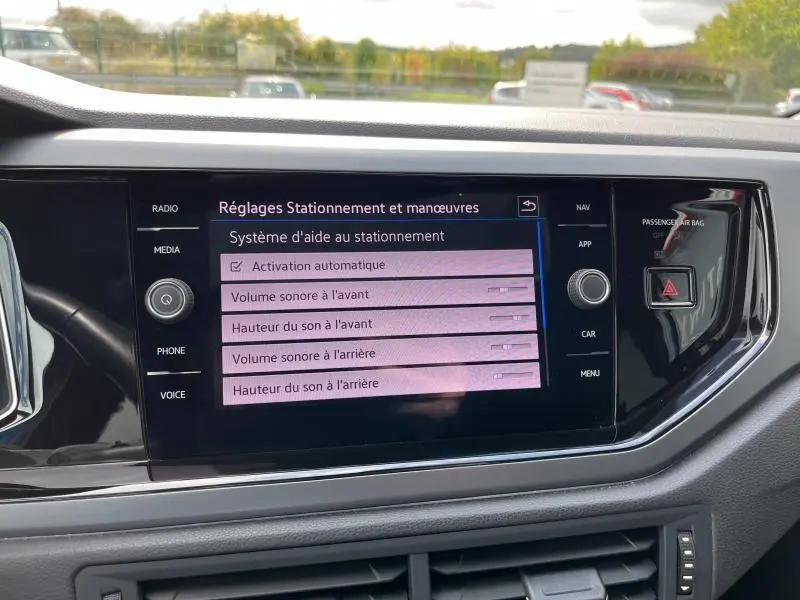 Écran tactile central du Volkswagen Taigo 1.5 TSI R-Line 2023 affichant les réglages d'aide au stationnement